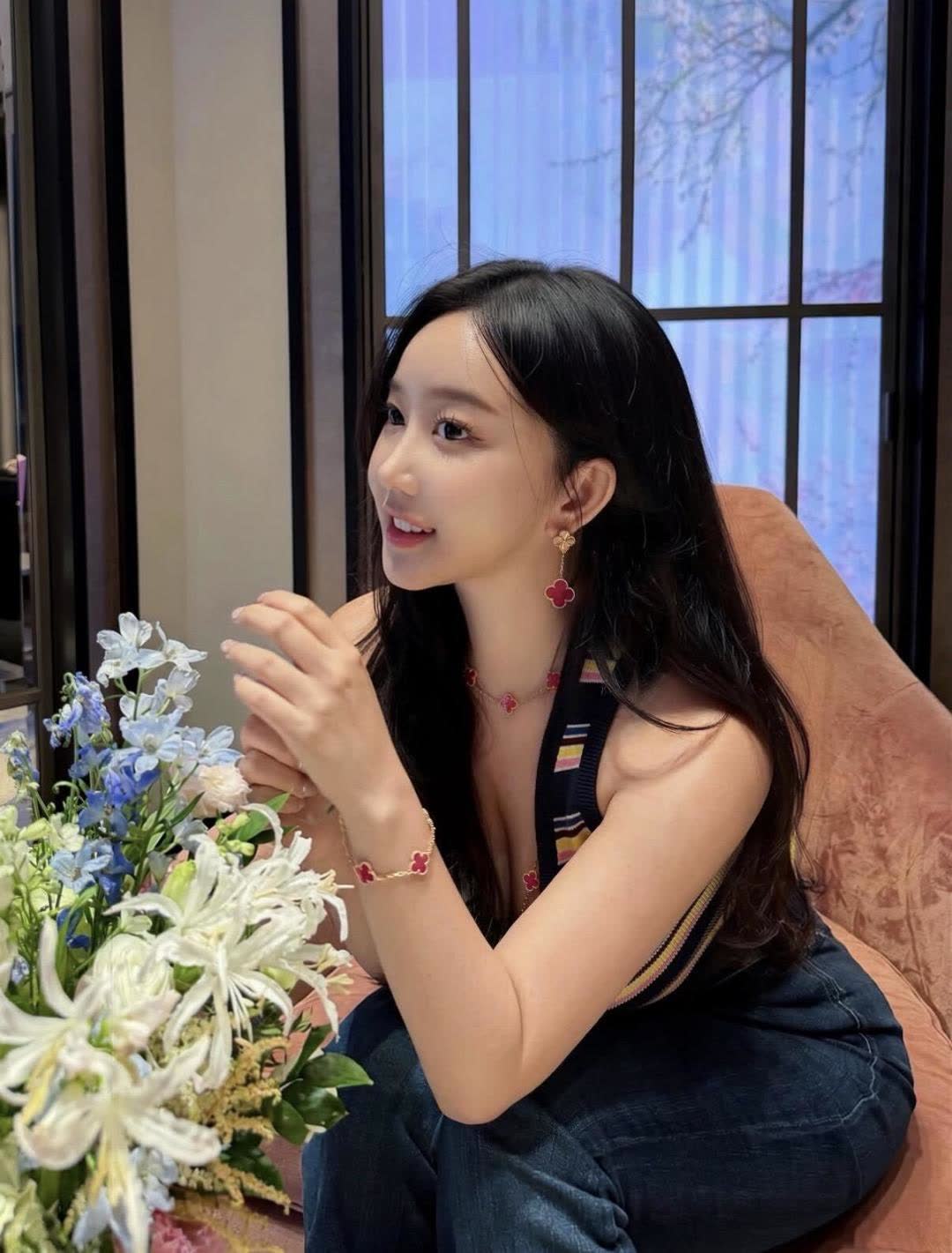 Van Cleef & Arpels Floral Earrings and Bracelet Set Van Cleef & Arpels Floral Earrings and Bracelet Set